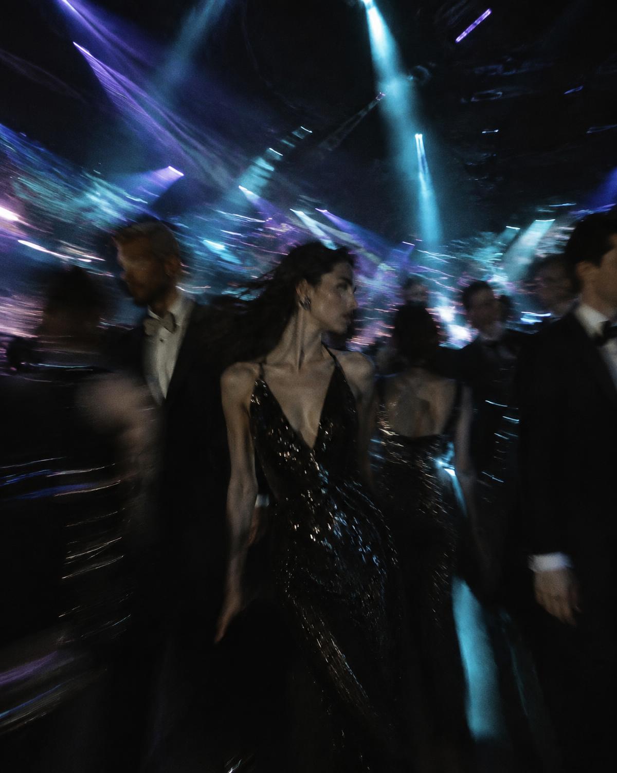 Invités en mouvement sous la lumière